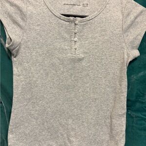 Abercrombie Kids Light Gray Short Sleeve Tee girls 11/12